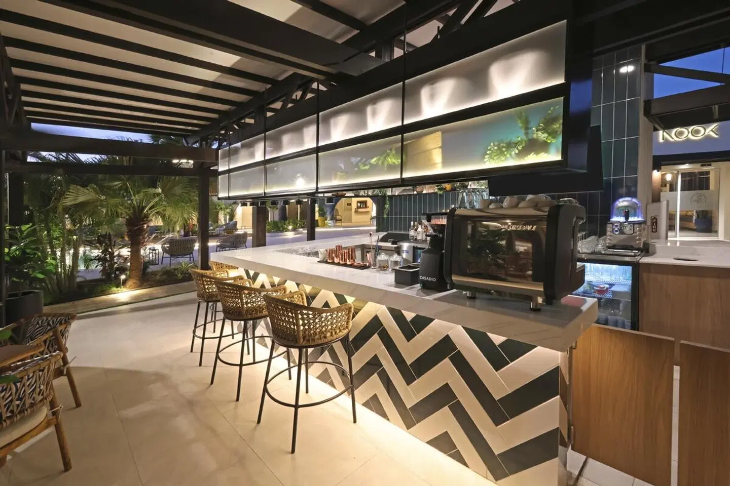 voco Surfside Aruba by IHG Bar