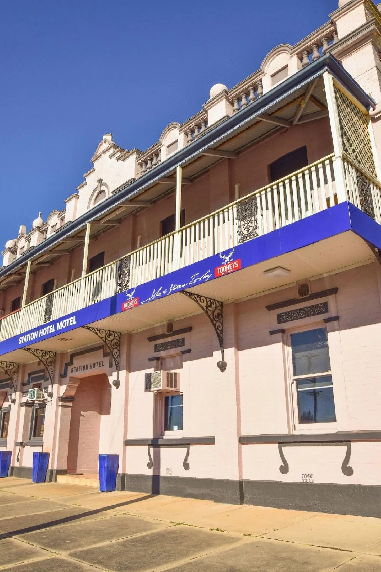 Station Hotel Motel EXTERIOR