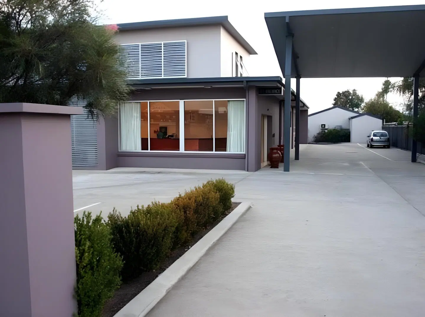 Mackellar Motel EXTERIOR