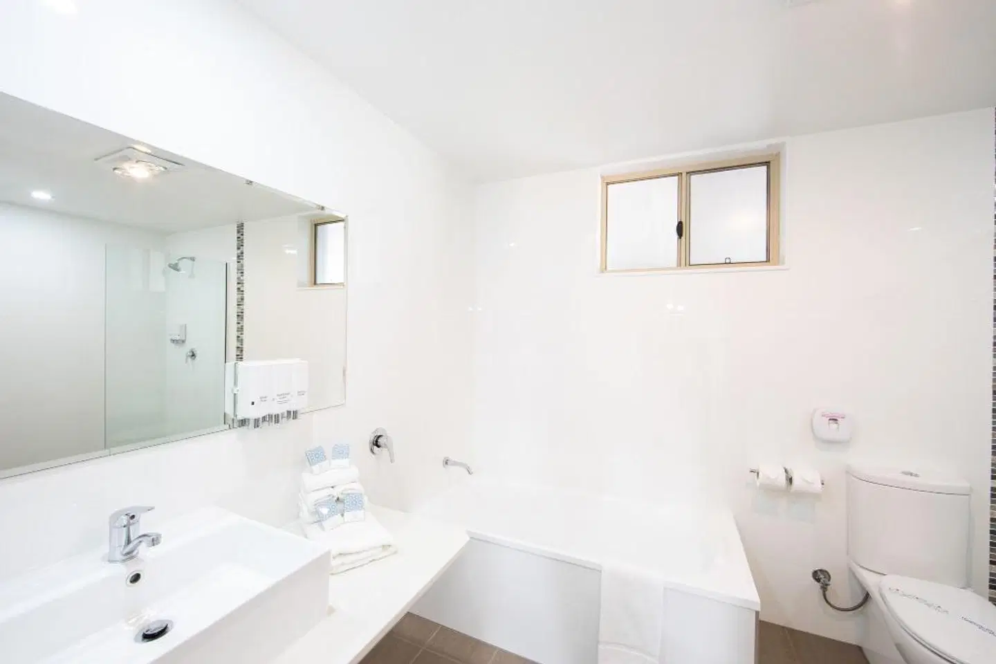 New England Motor Lodge Badezimmer