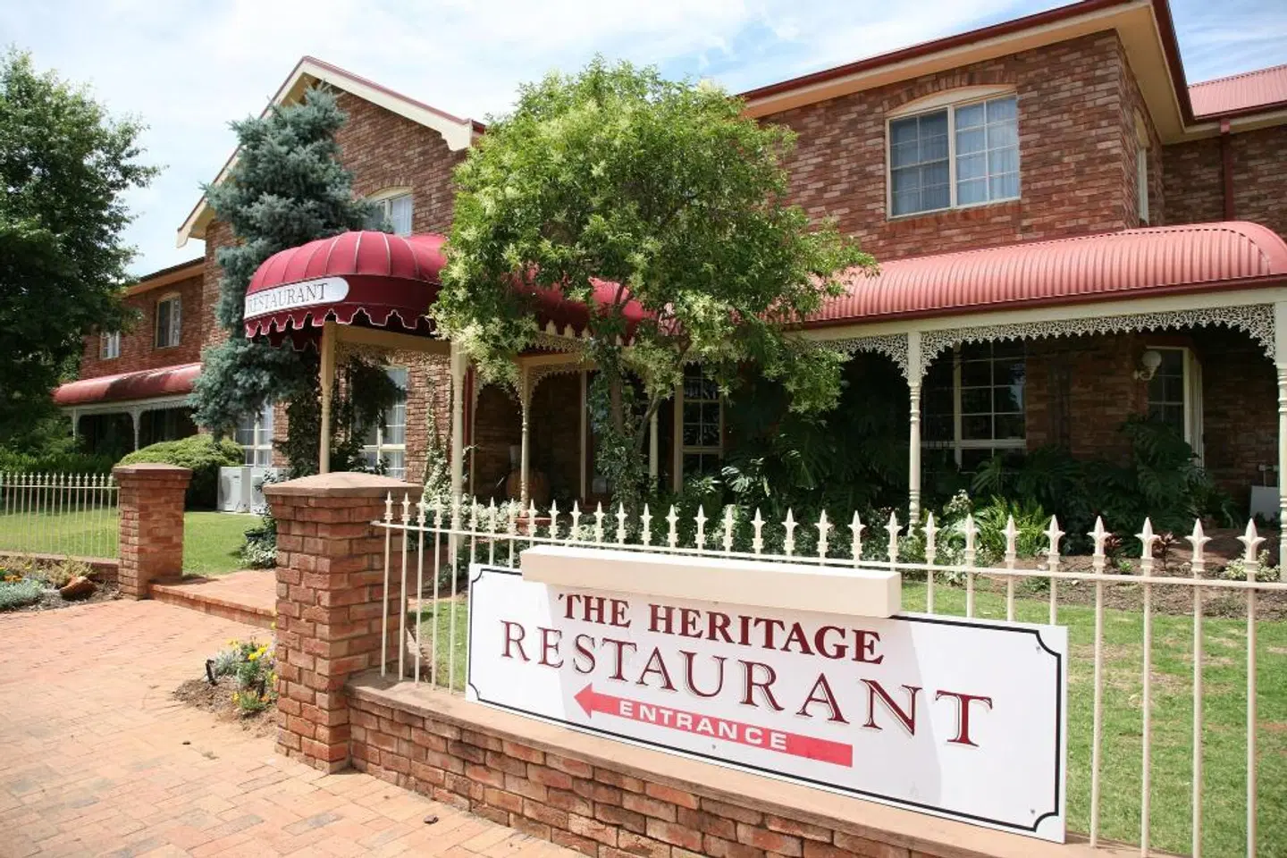 Australian Heritage Motor Inn EXTERIOR