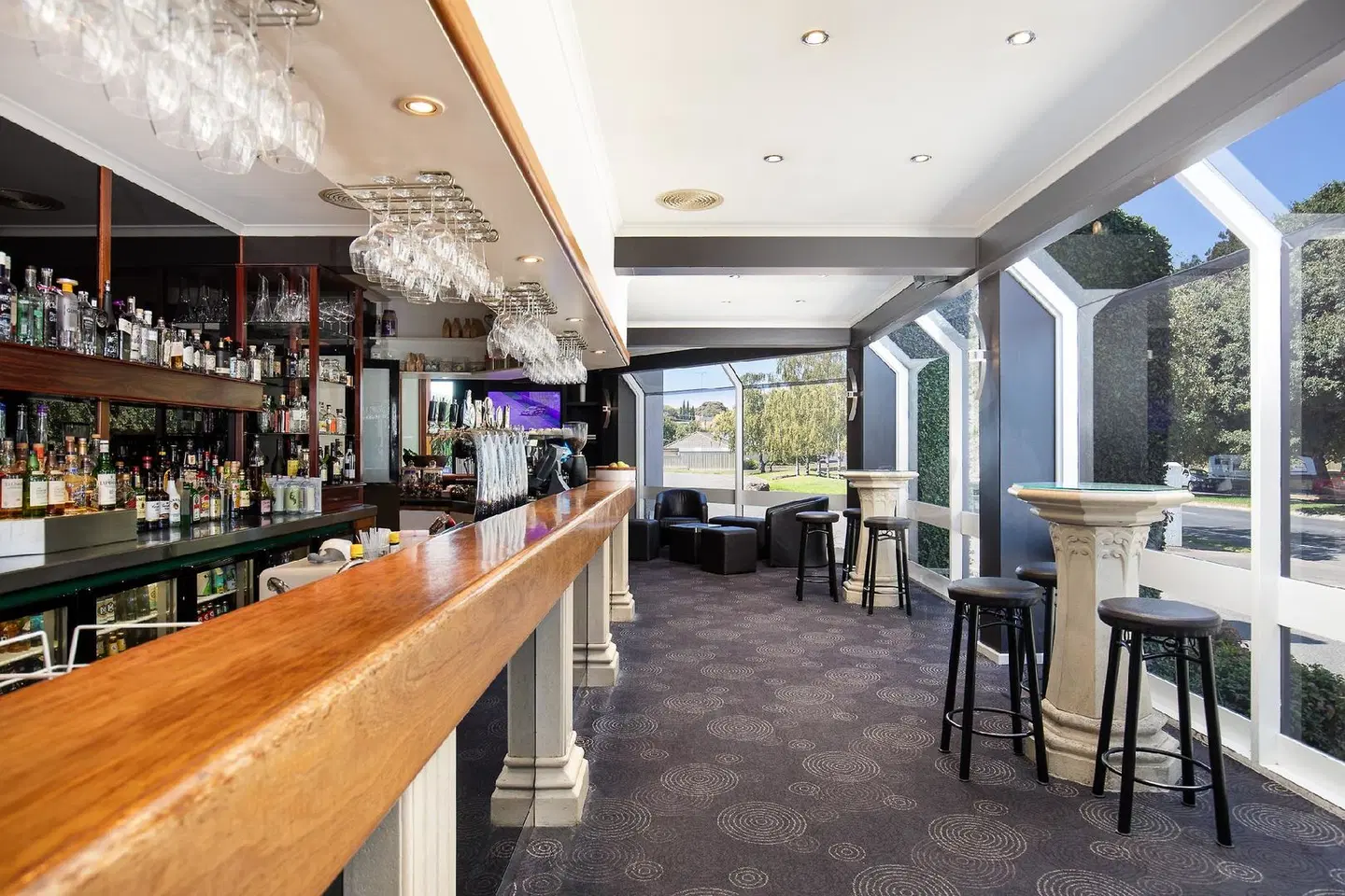 Commodore on the Park Bar