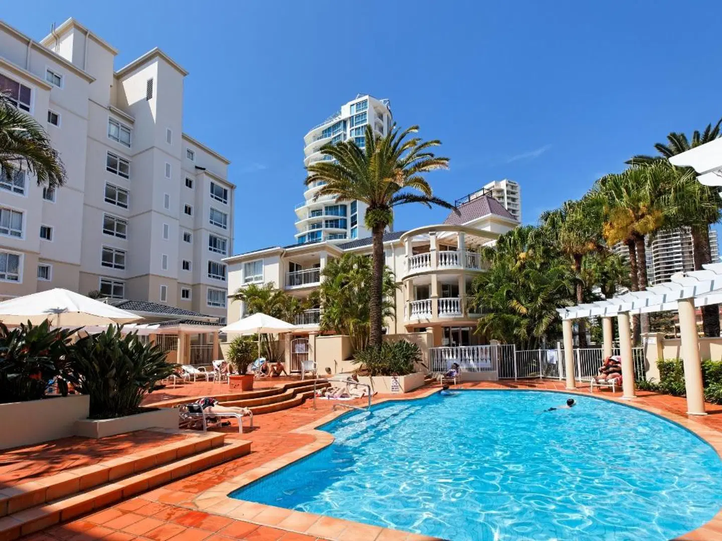 La Grande Apartments OUTDOOR_POOL