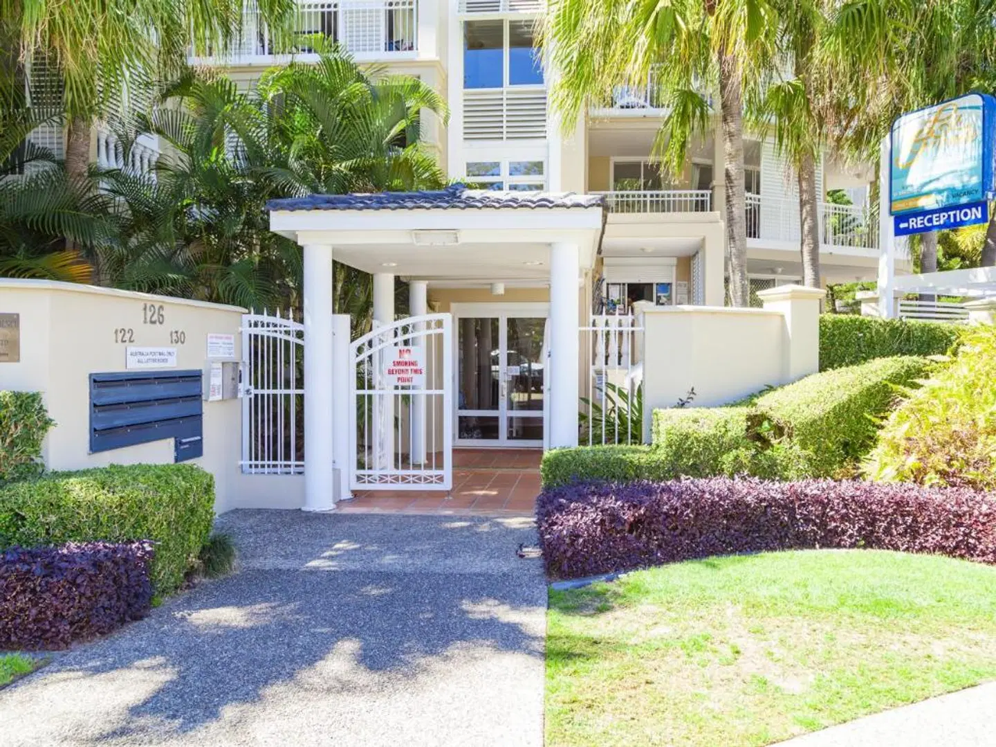 La Grande Apartments EXTERIOR