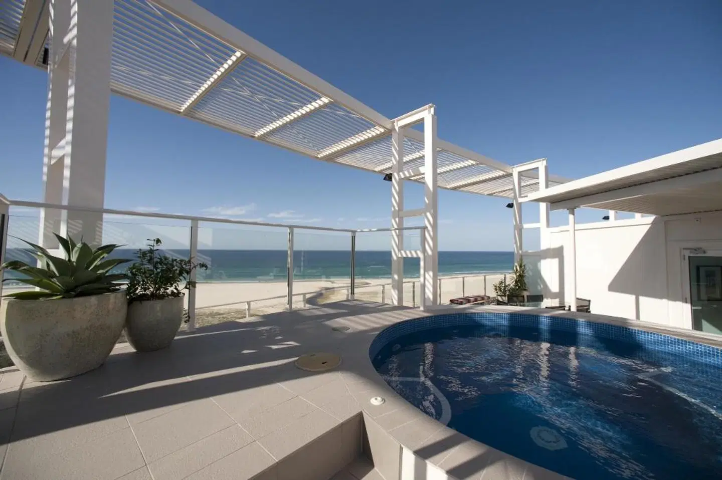 Kirra Surf Apartments Terrasse