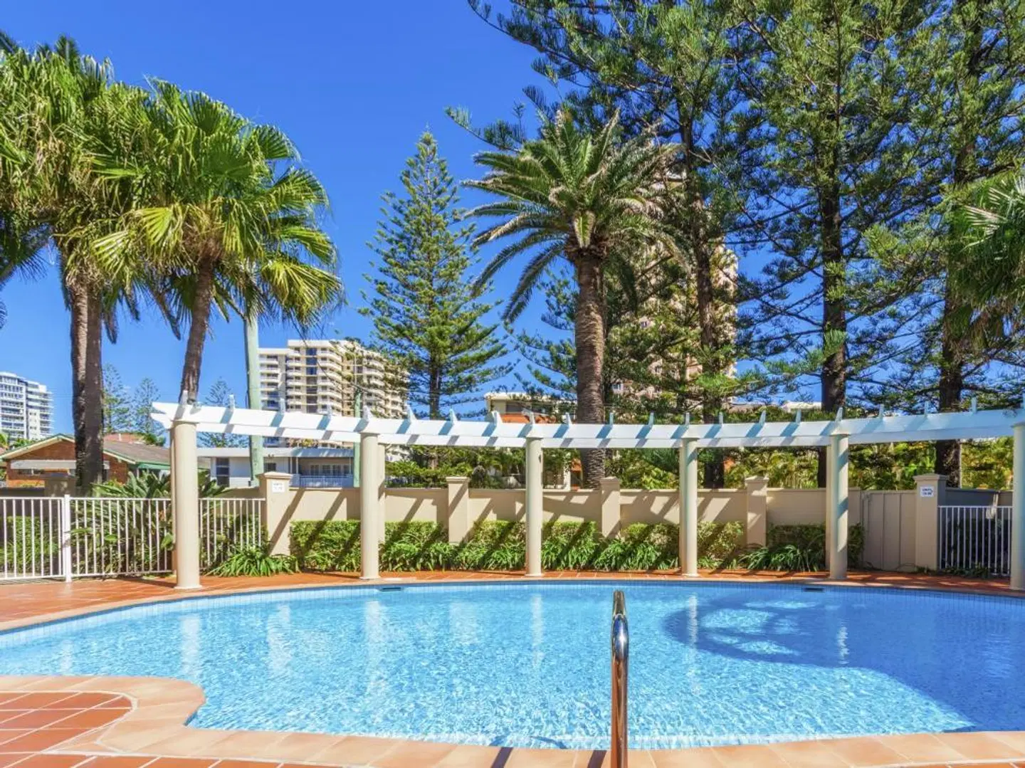 La Grande Apartments OUTDOOR_POOL