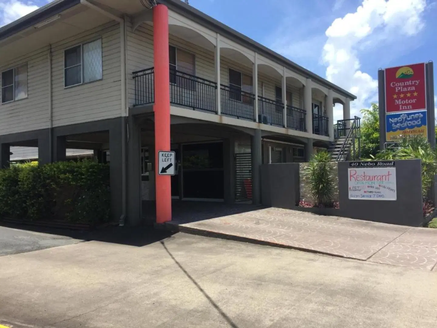 Country Plaza Motor Inn EXTERIOR