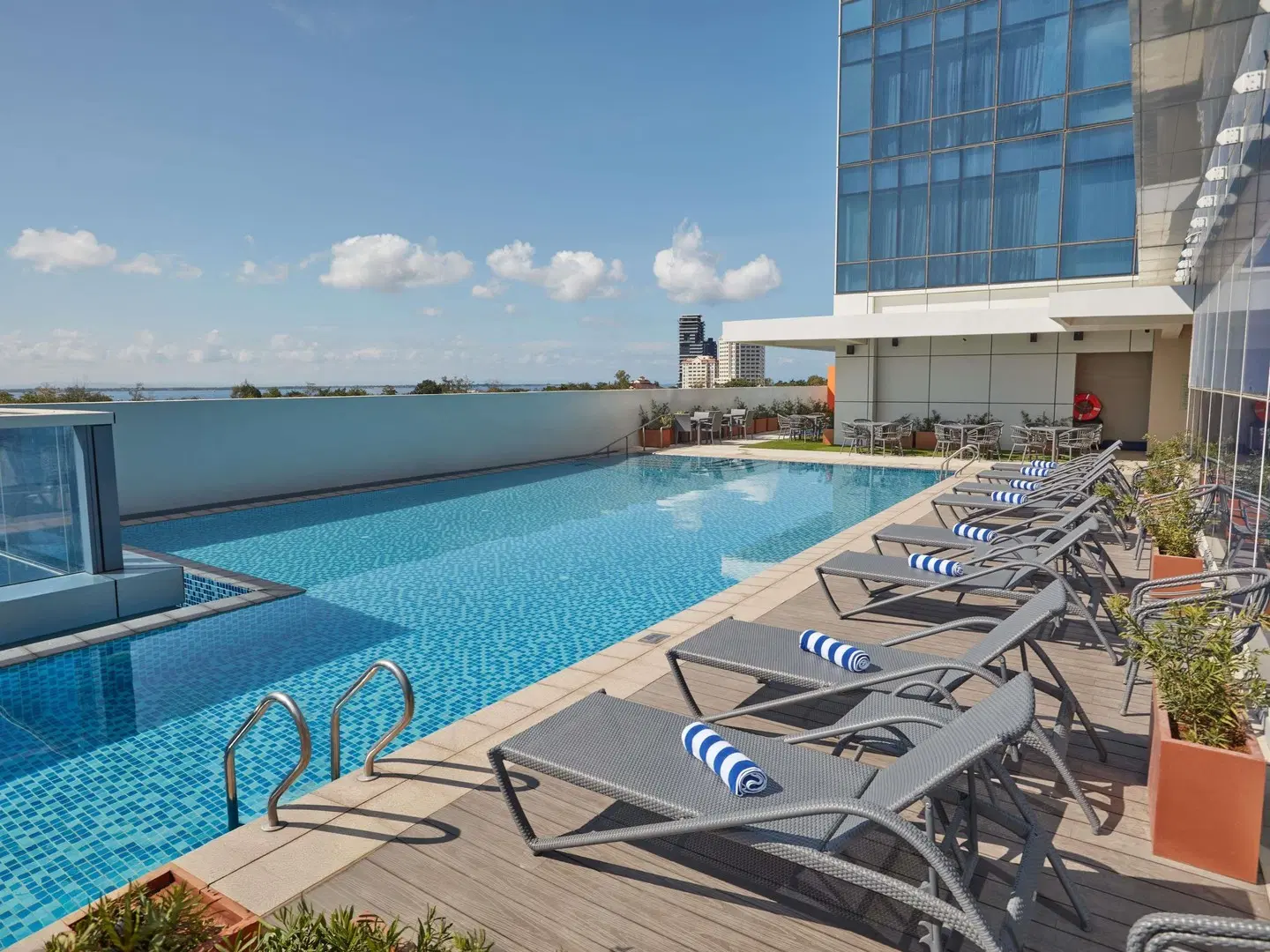 Mercure Mactan Cebu OUTDOOR_POOL