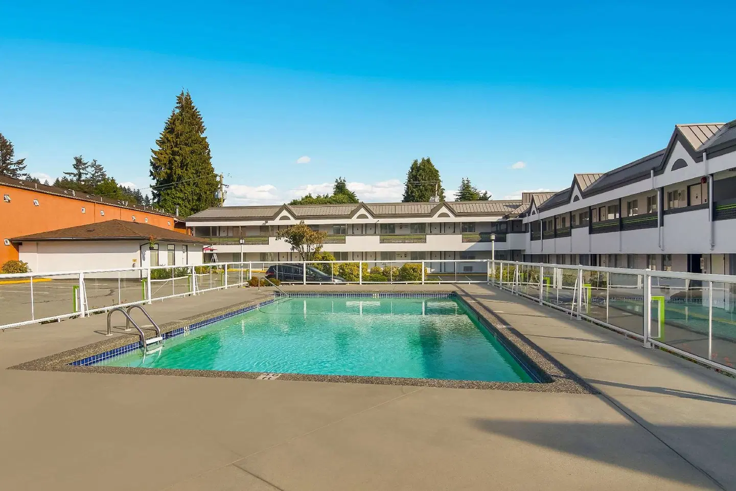 SureStay Hotel by Best Western North Vancouver Capilano OUTDOOR_POOL
