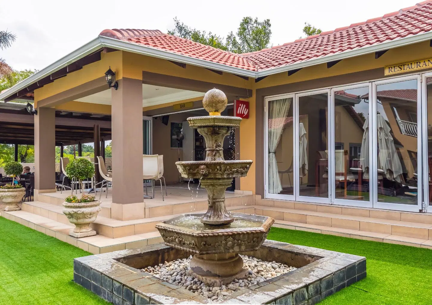 Lakeview Boutique Hotel & Conference Center Terrasse