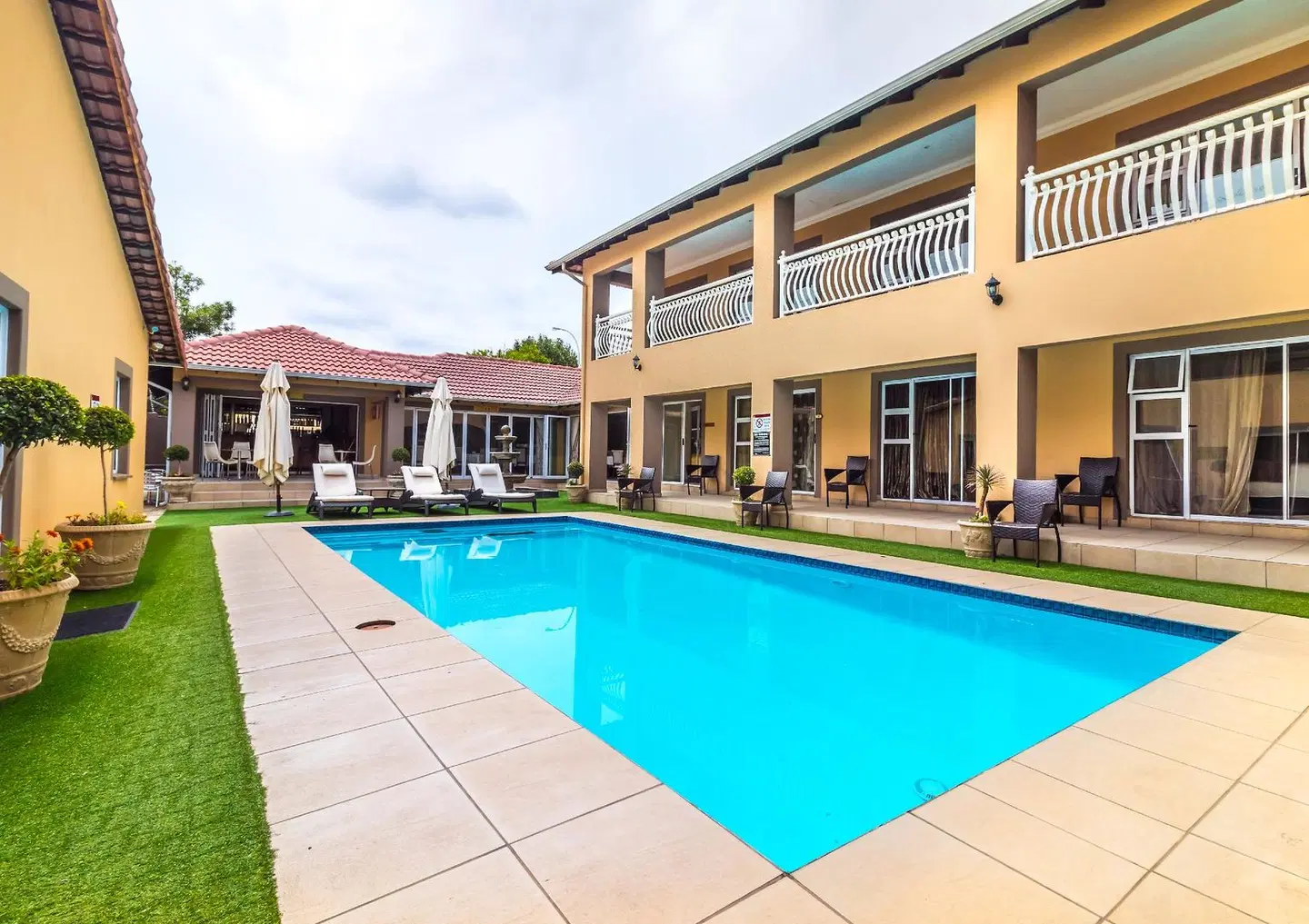 Lakeview Boutique Hotel & Conference Center OUTDOOR_POOL