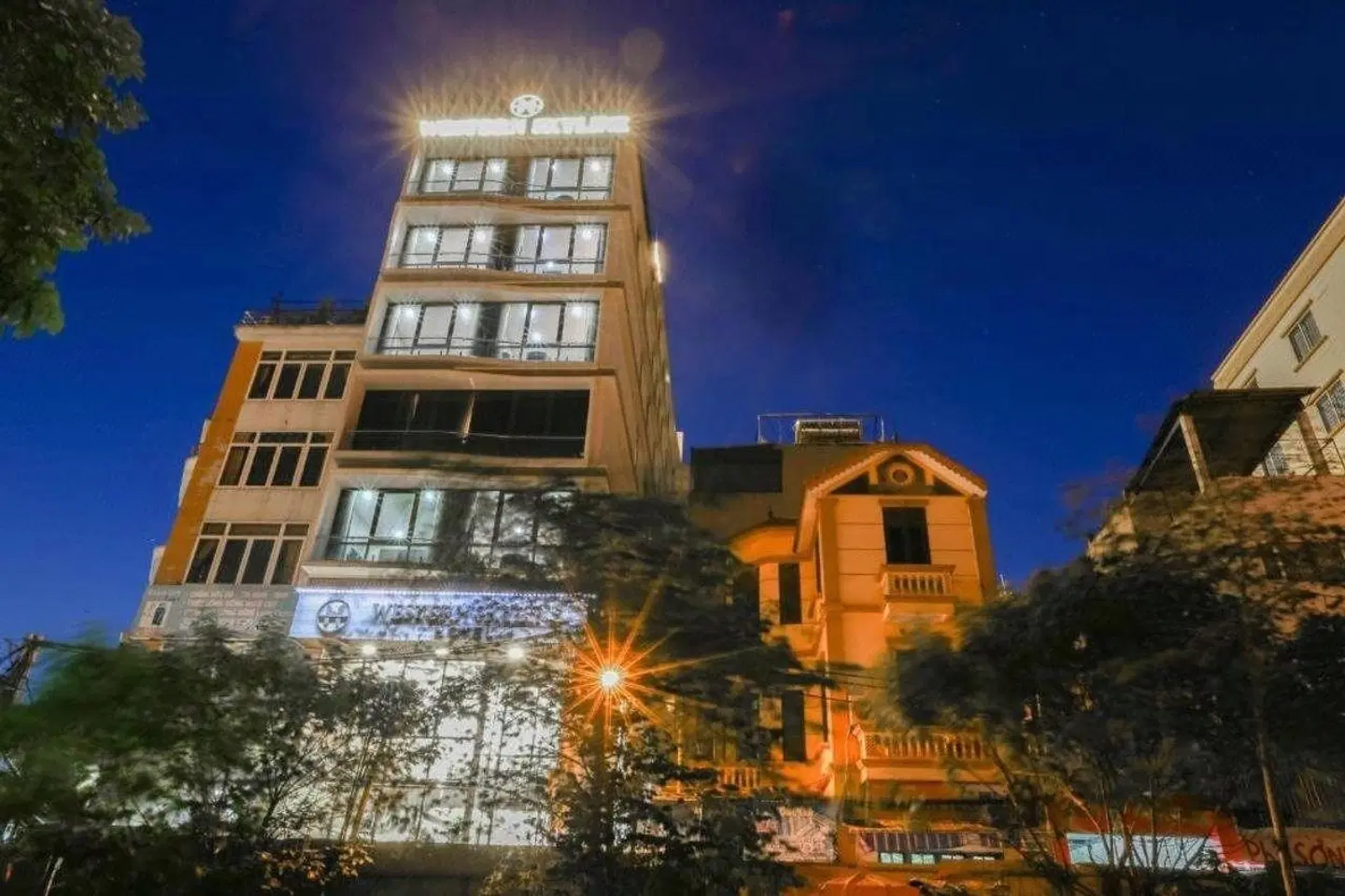 Western Skyline Hotel EXTERIOR