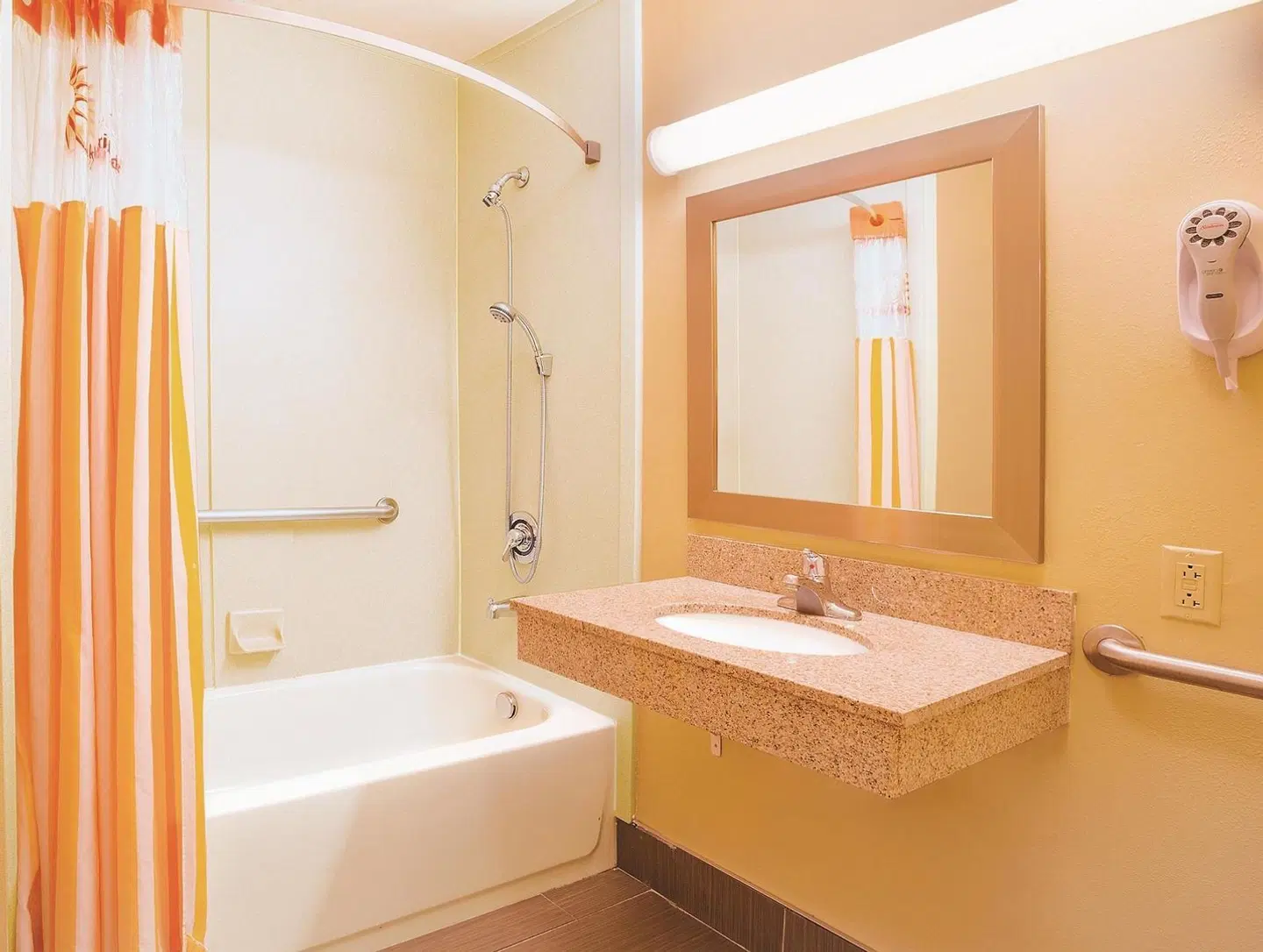 La Quinta Inn & Suites by Wyndham Cincinnati Airpt Florence Badezimmer