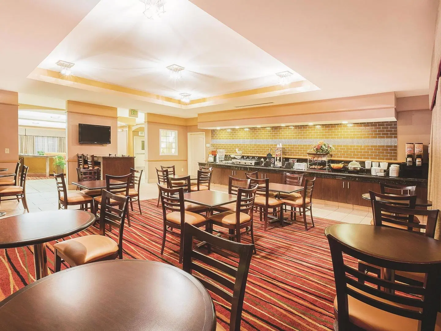 La Quinta Inn & Suites by Wyndham Cincinnati Airpt Florence Bar