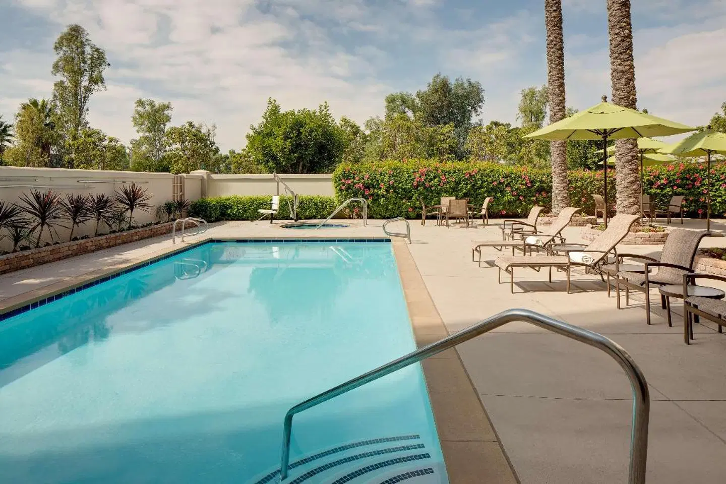 DoubleTree by Hilton Irvine Spectrum OUTDOOR_POOL