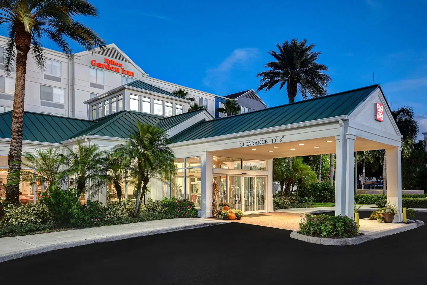Hilton Garden Inn Fort Myers EXTERIOR