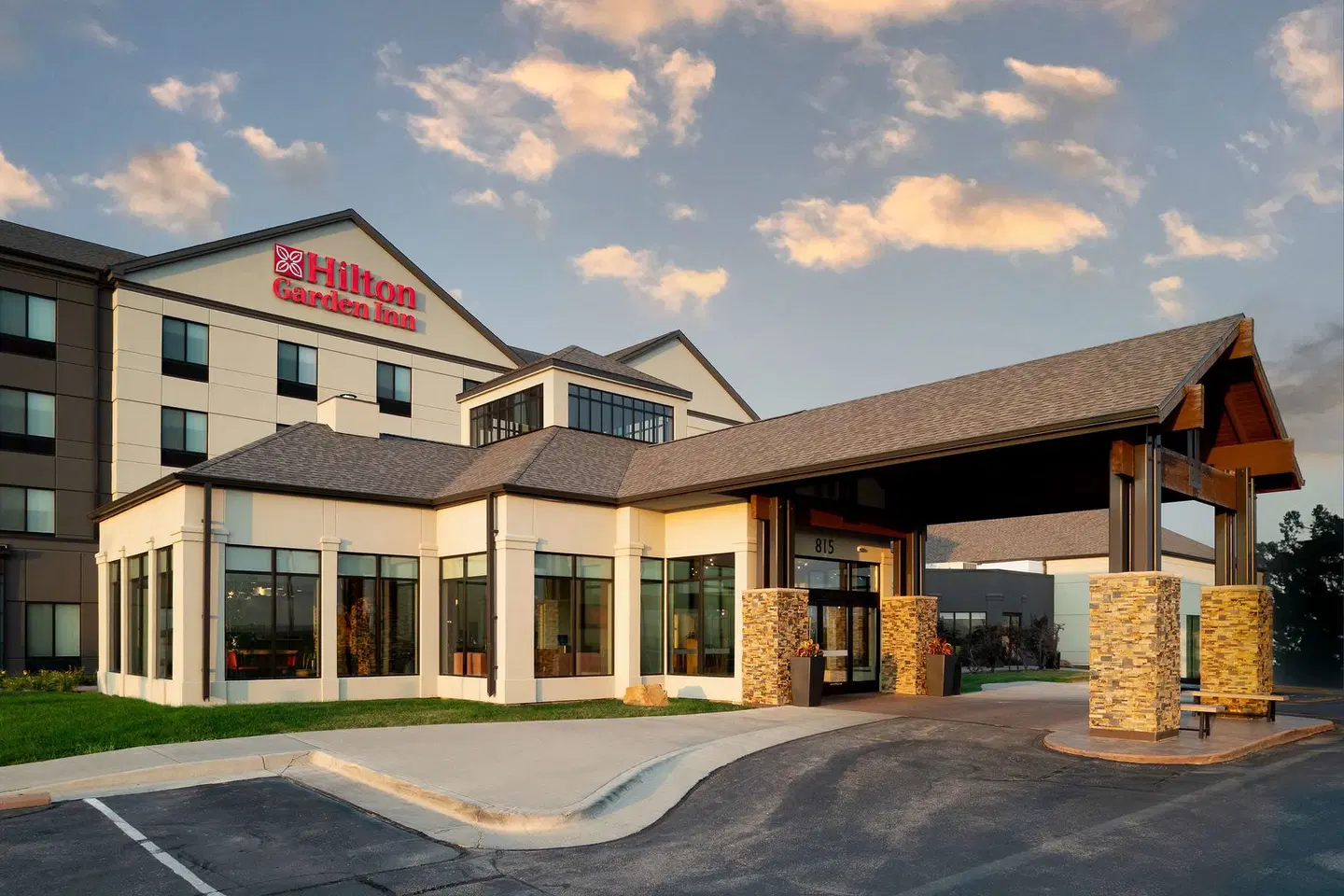 Hilton Garden Inn Rapid City EXTERIOR