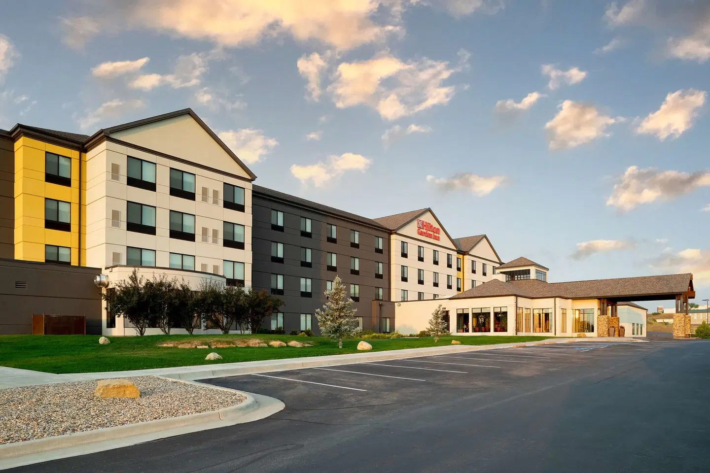 Hilton Garden Inn Rapid City EXTERIOR