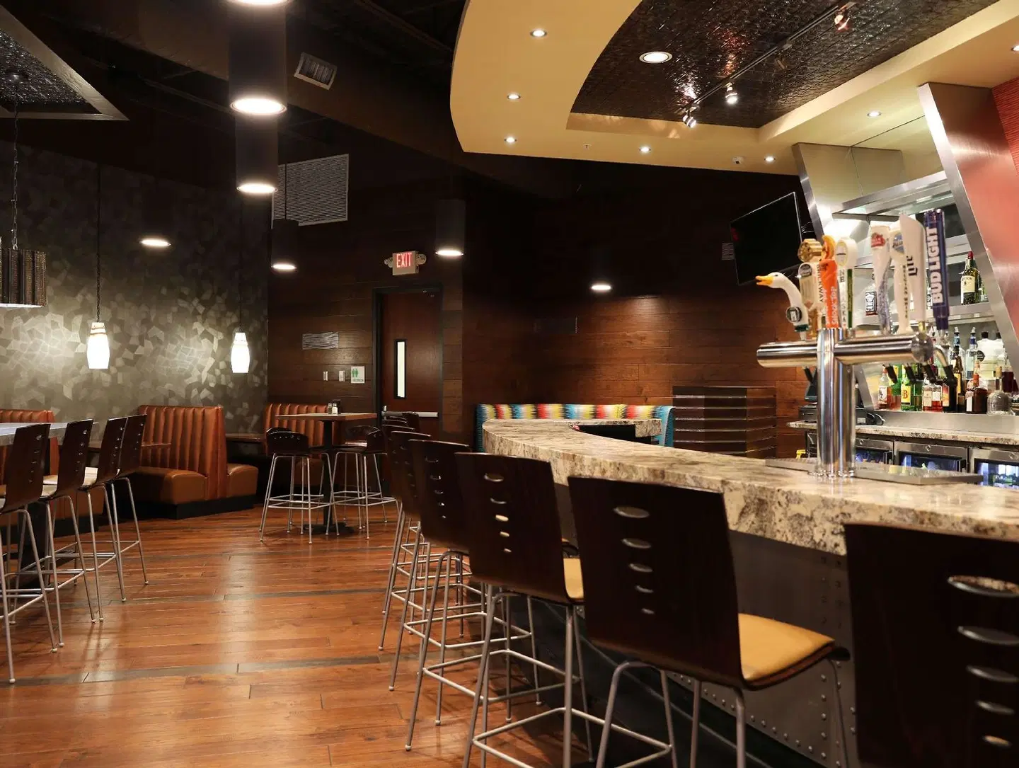 DoubleTree by Hilton Omaha Southwest Bar