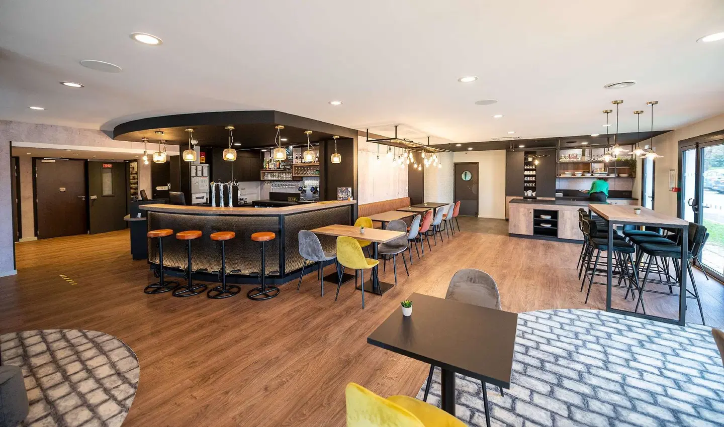 Kyriad Hotel Laval Bar
