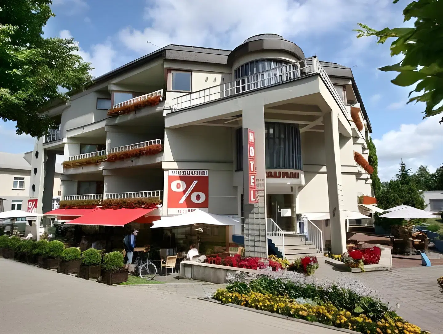 Tauras EXTERIOR