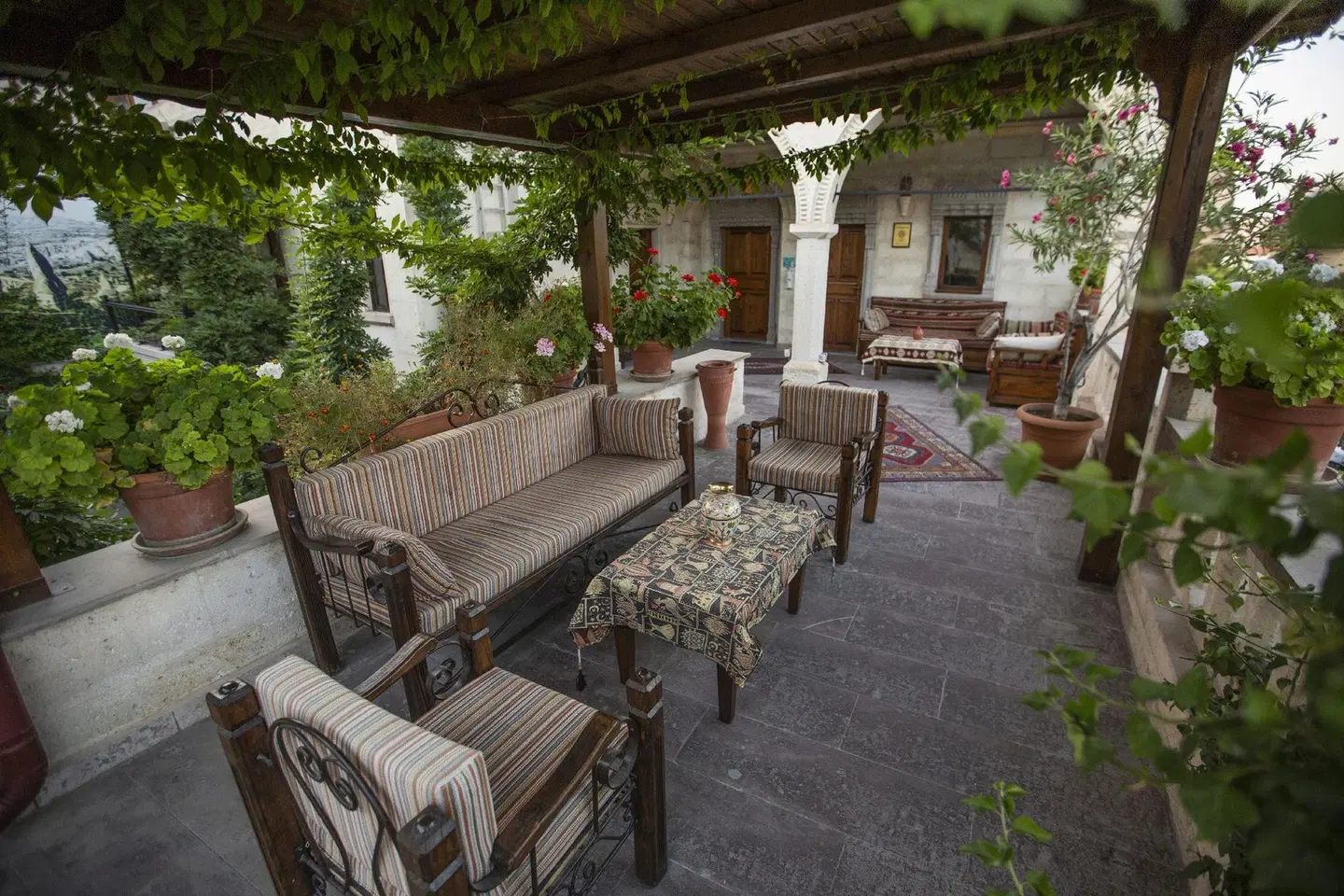 Stone House Cave Hotel Terrasse
