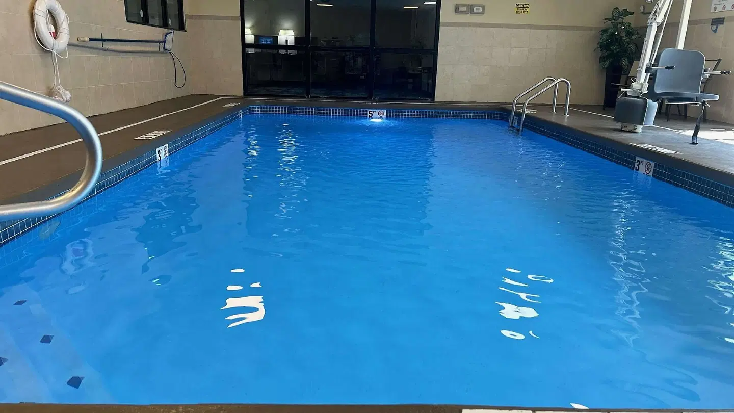 Best Western Plus Kansas City Airport - KCI East Hallenbad