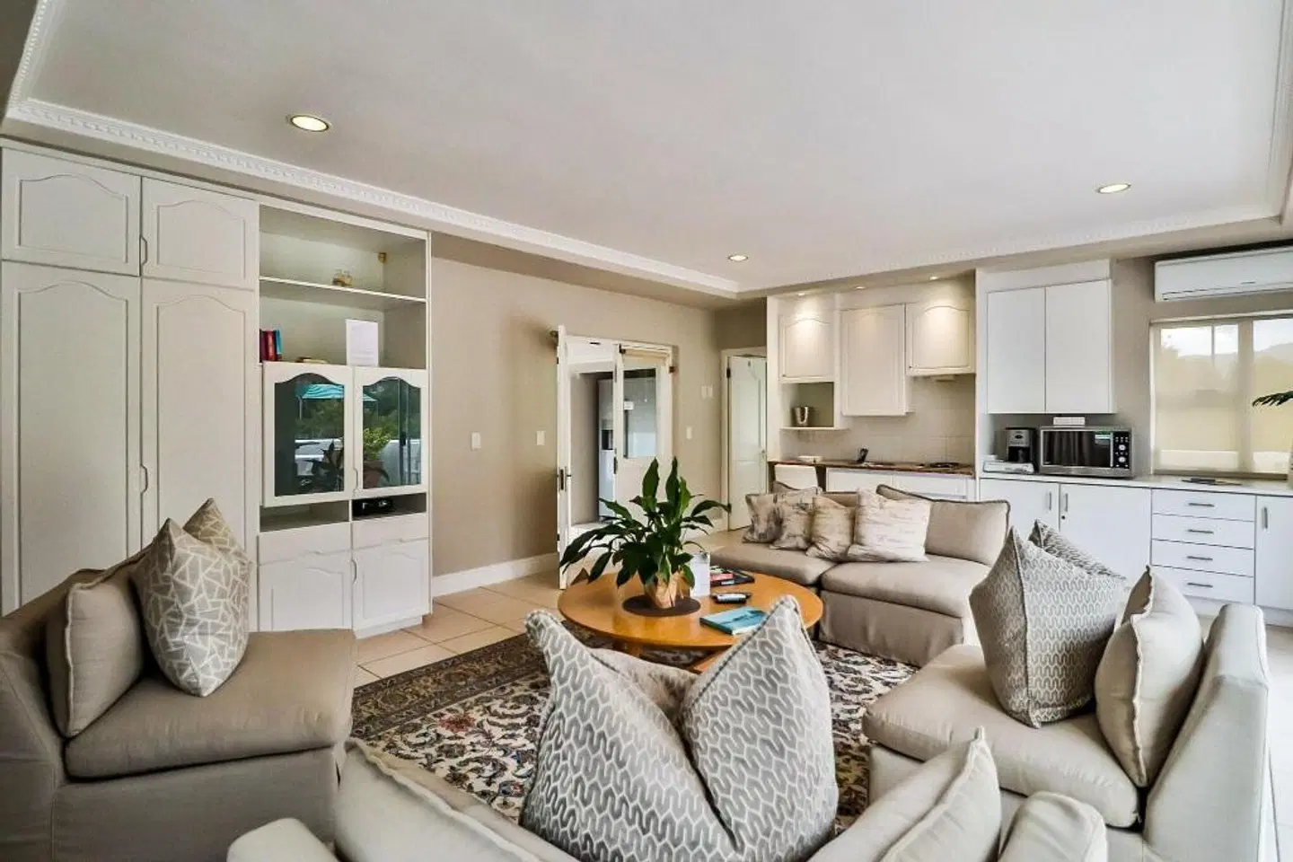 Hermanus Beachfront Lodge LOUNGE_LOBBY