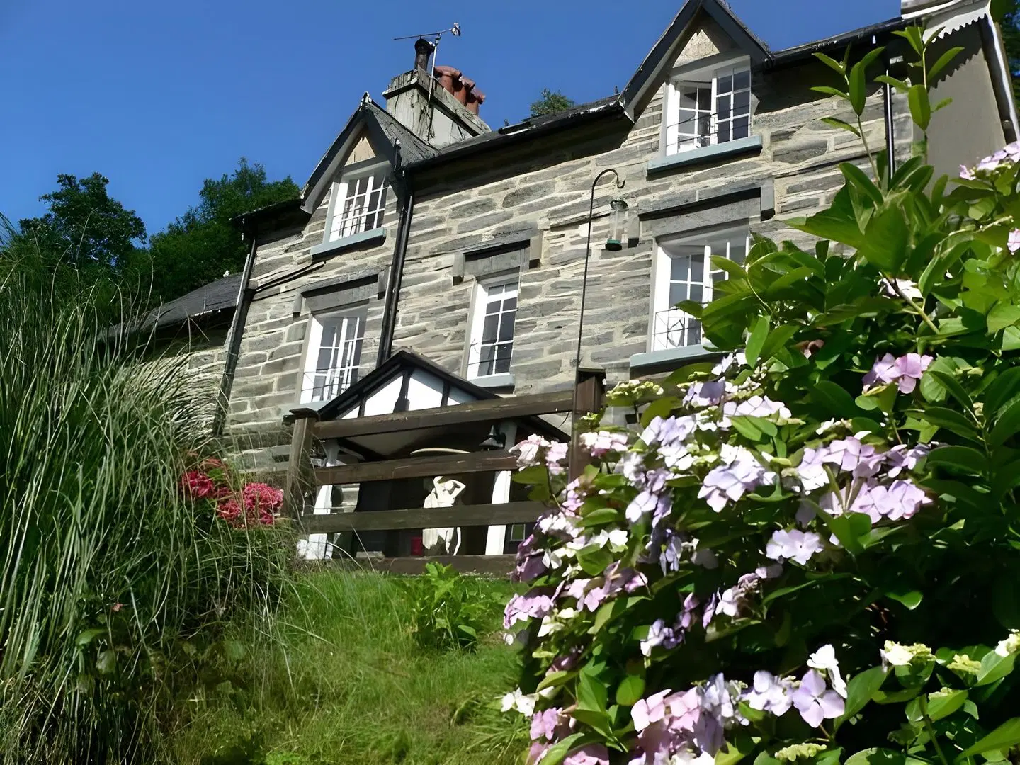 Glyntwrog House EXTERIOR