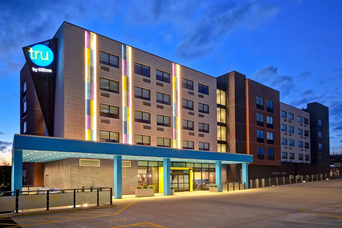 Tru by Hilton Manchester Downtown EXTERIOR