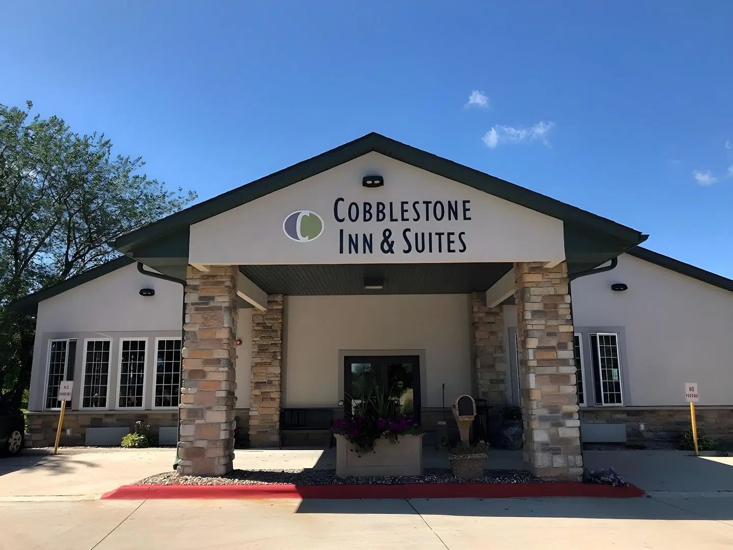Cobblestone Inn & Suites - Denison EXTERIOR