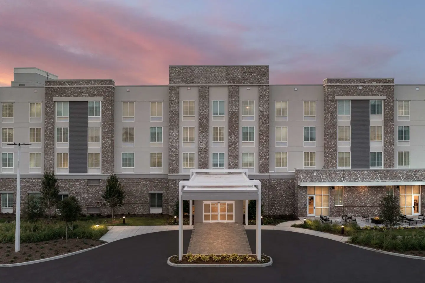 Hilton Garden Inn Pensacola Downtown EXTERIOR
