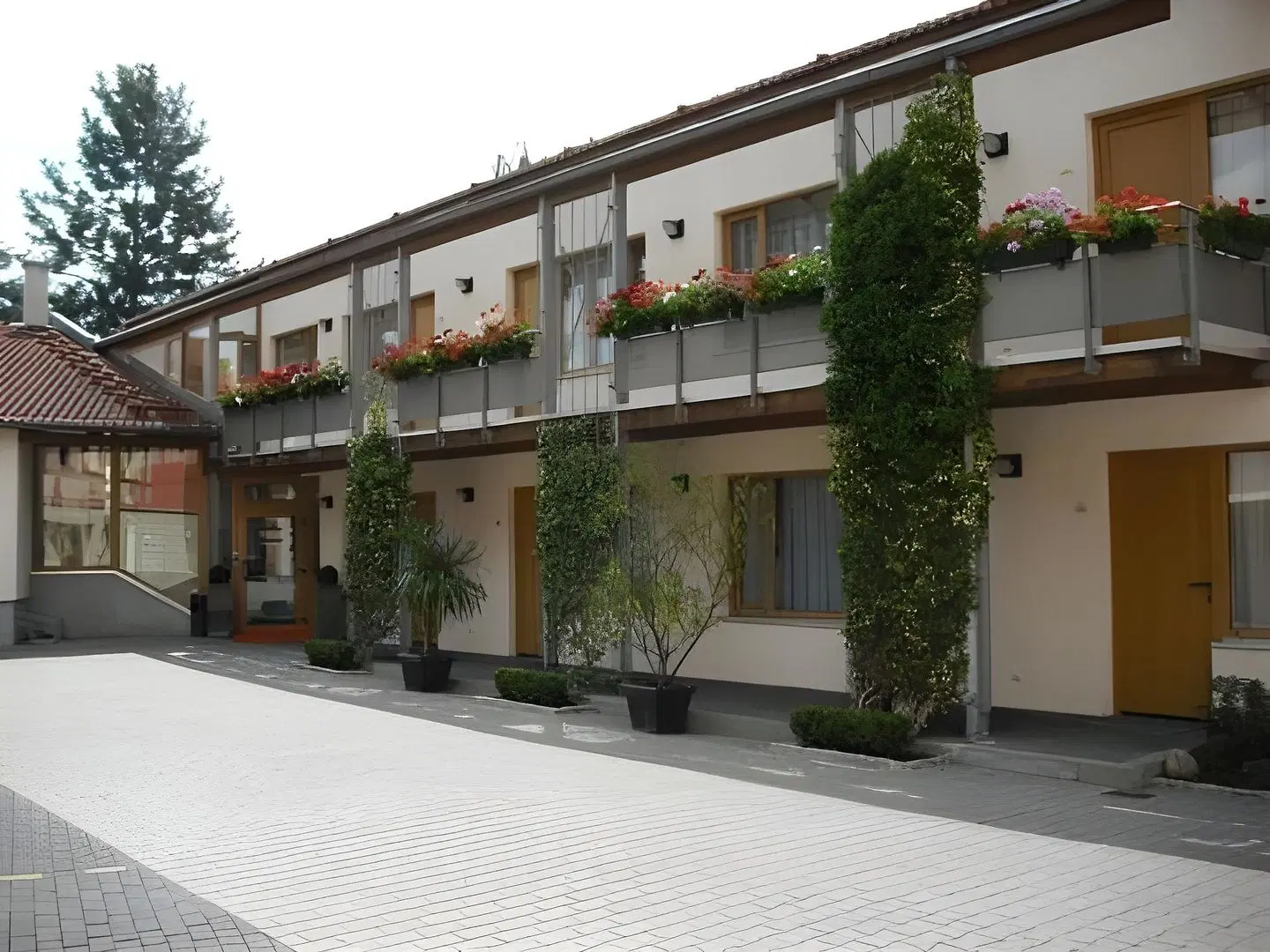 Port Inn EXTERIOR