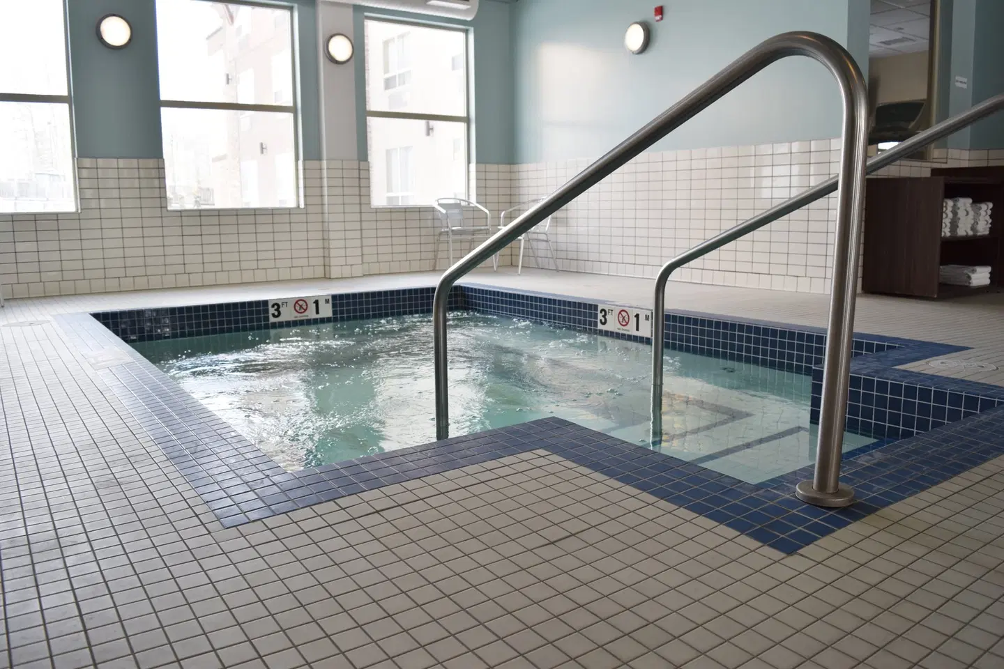Holiday Inn Express Golden-Kicking Horse by IHG Hallenbad