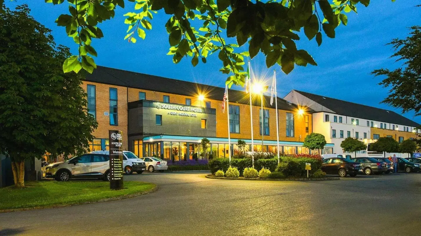 South Court Hotel EXTERIOR