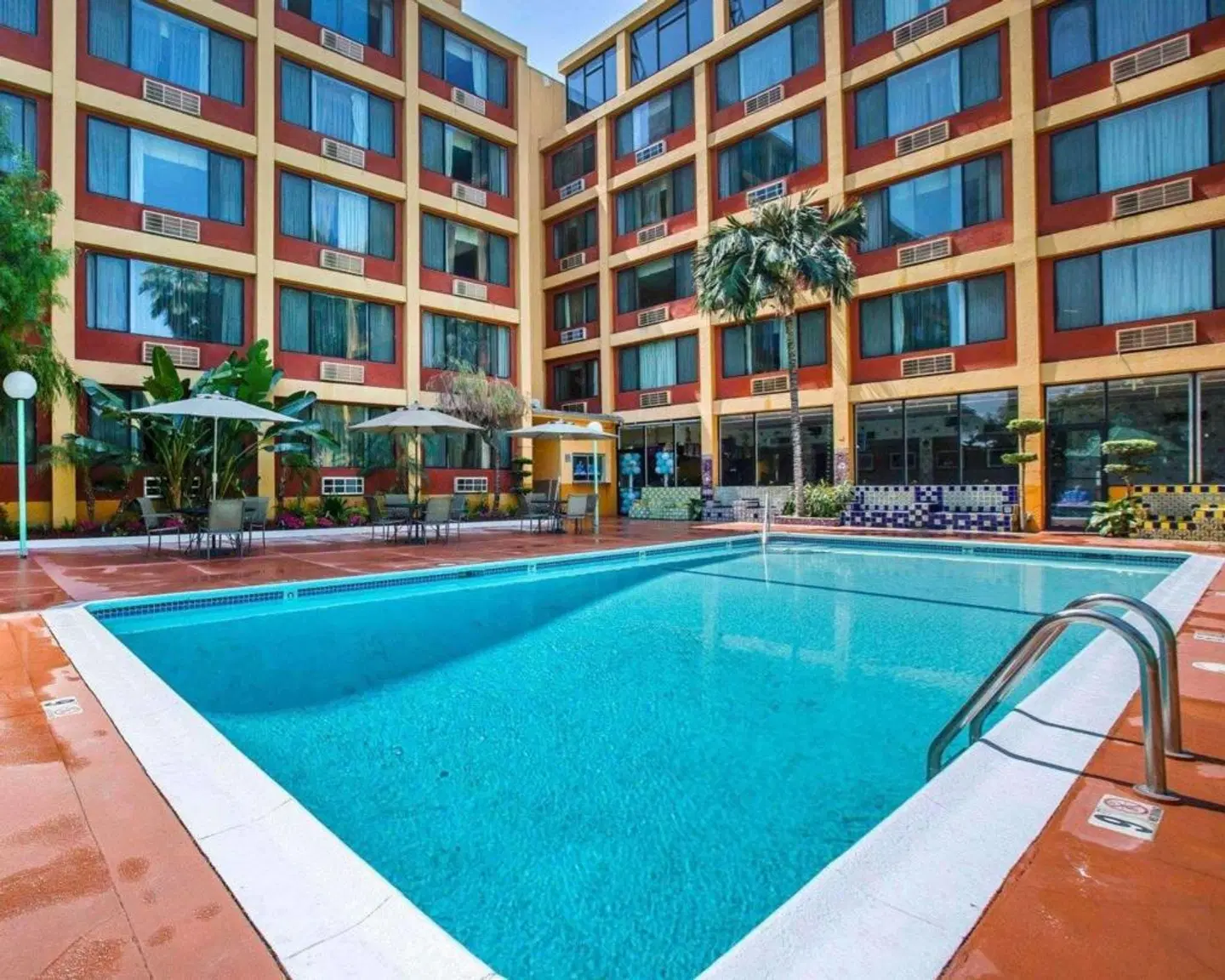 Quality Inn & Suites Montebello OUTDOOR_POOL