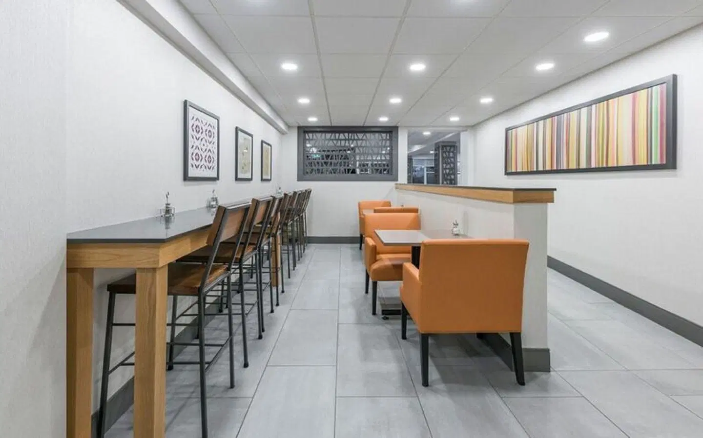 Holiday Inn Express & Suites Charlottetown by IHG Bar