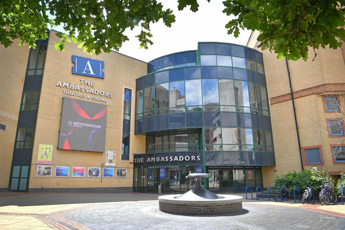 DoubleTree by Hilton Hotel Woking EXTERIOR