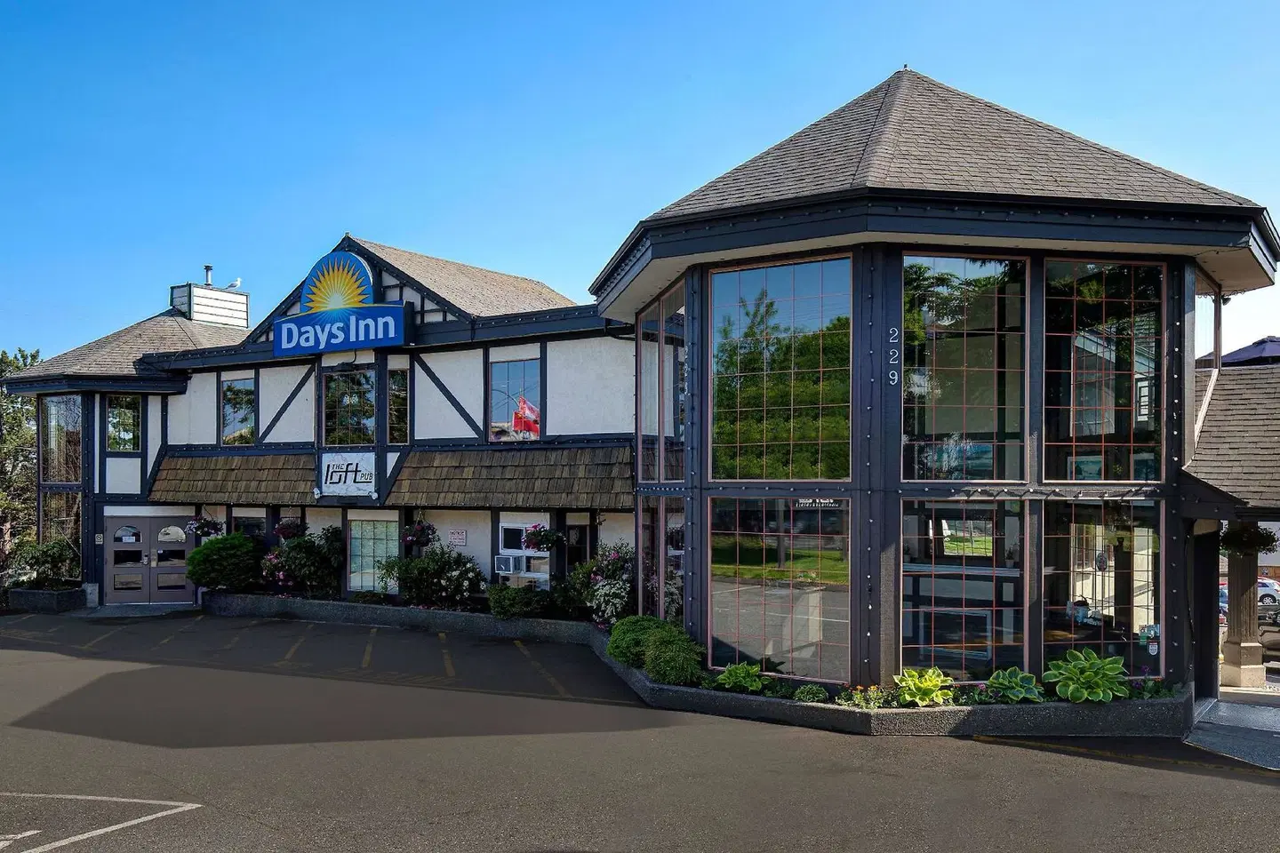 Days Inn by Wyndham Victoria Uptown EXTERIOR