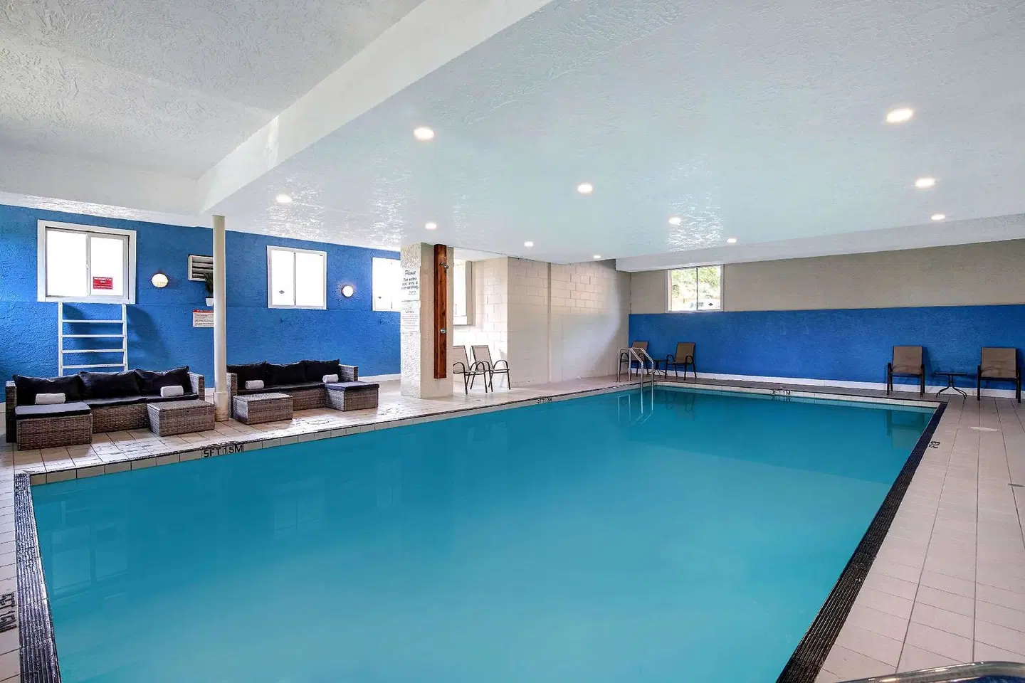 Days Inn by Wyndham Victoria Uptown Hallenbad