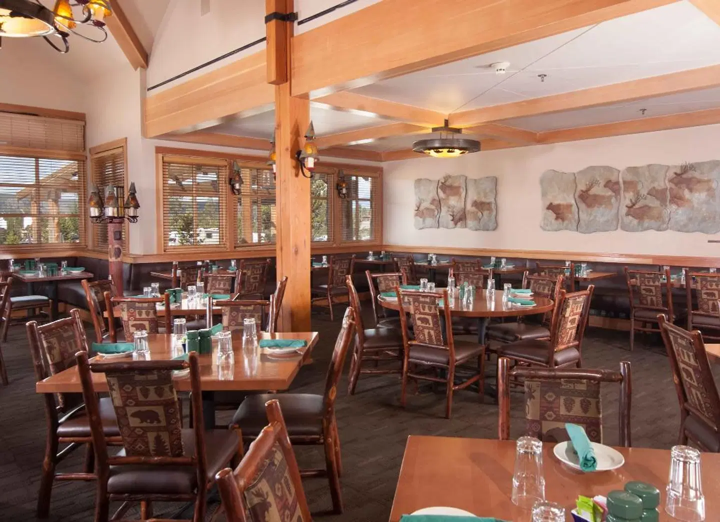 Old Faithful Snow Lodge & Cabins Bar