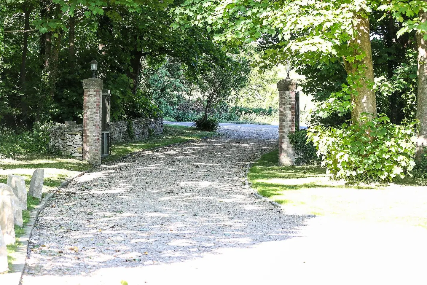 Kingston Country Courtyard Garten