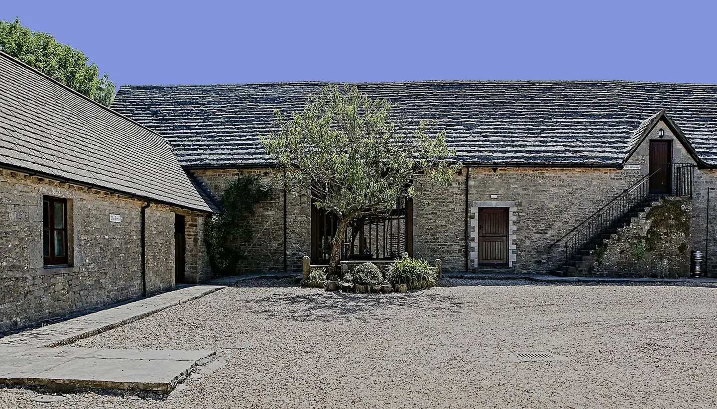 Kingston Country Courtyard EXTERIOR