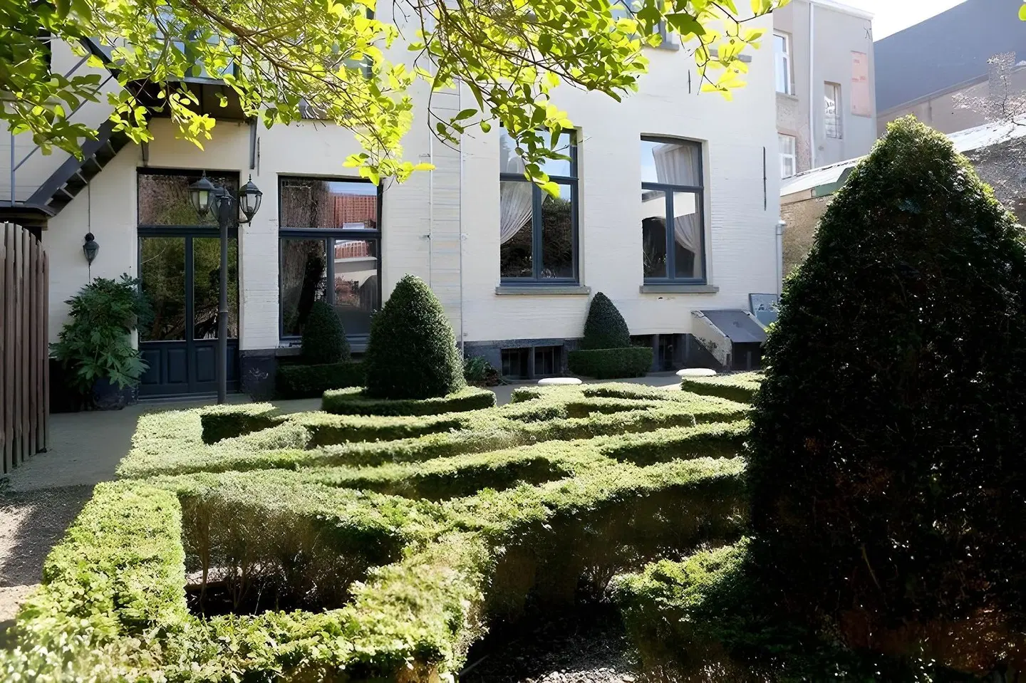 Erasmus Hotel EXTERIOR