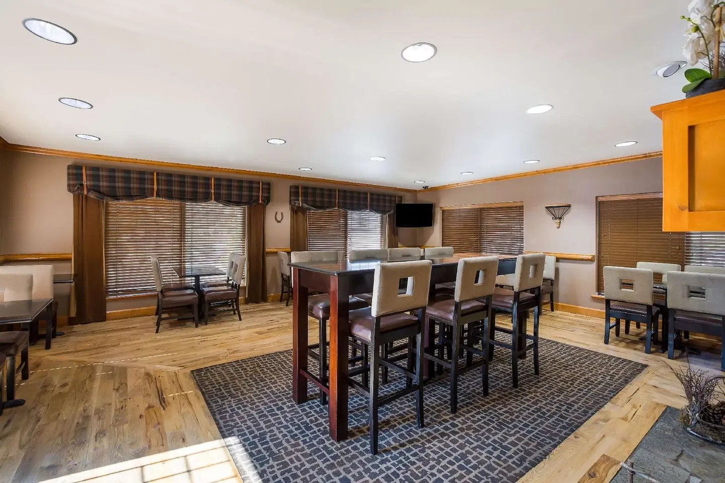 Best Western Plus Northwest Lodge ID Bar