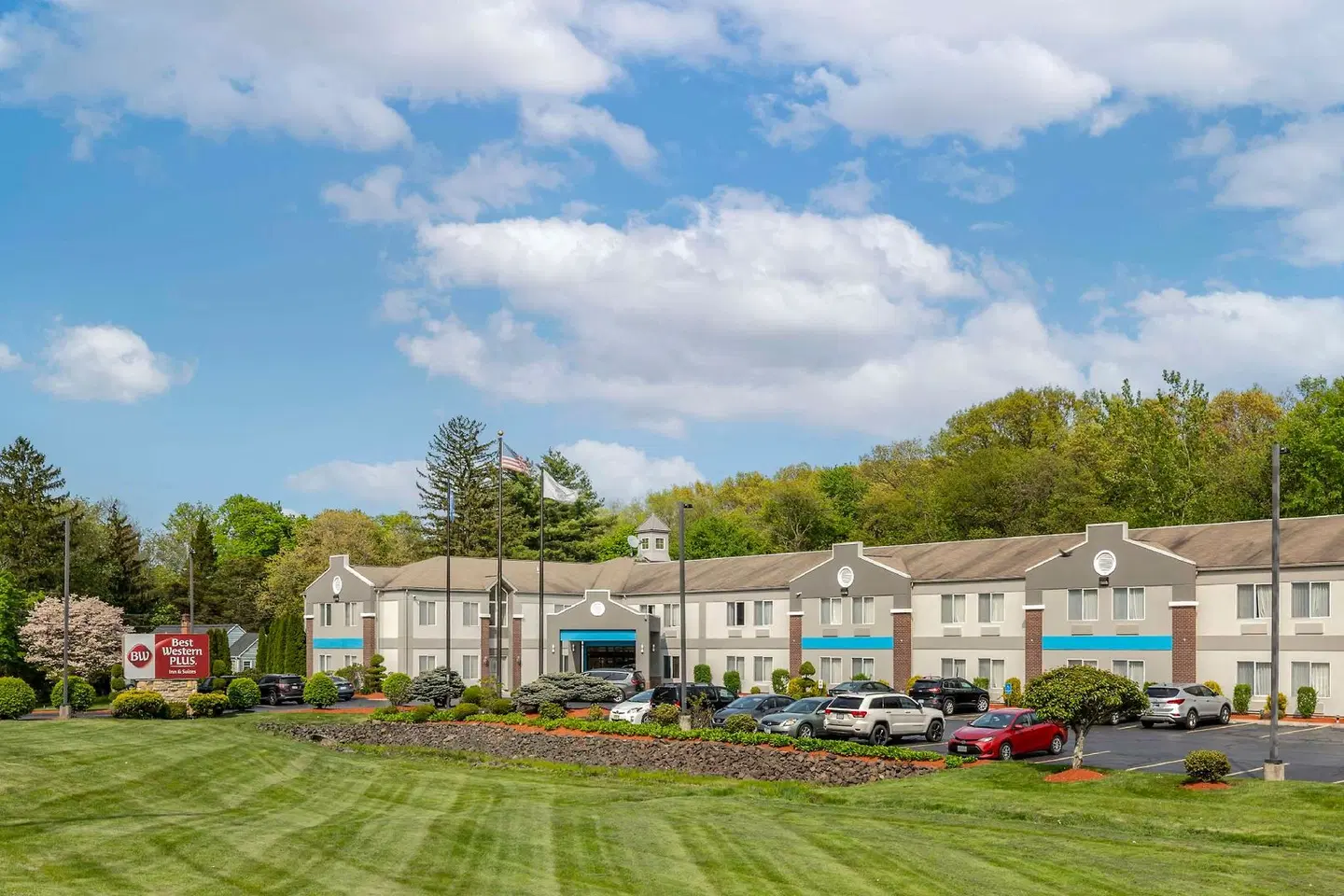 Best Western Plus New England Inn & Suites EXTERIOR