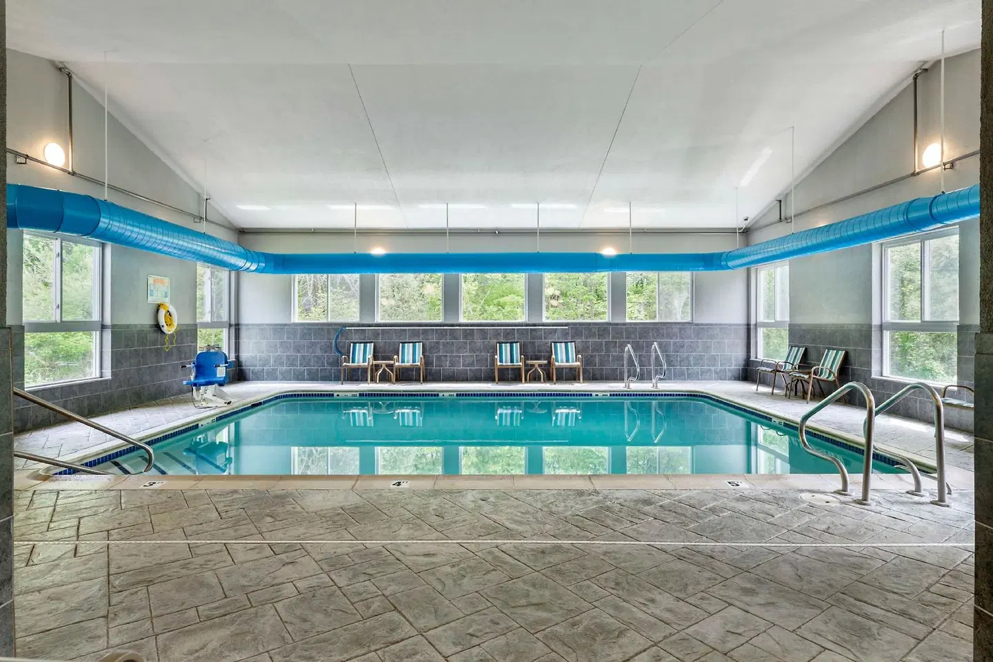 Best Western Plus New England Inn & Suites Hallenbad