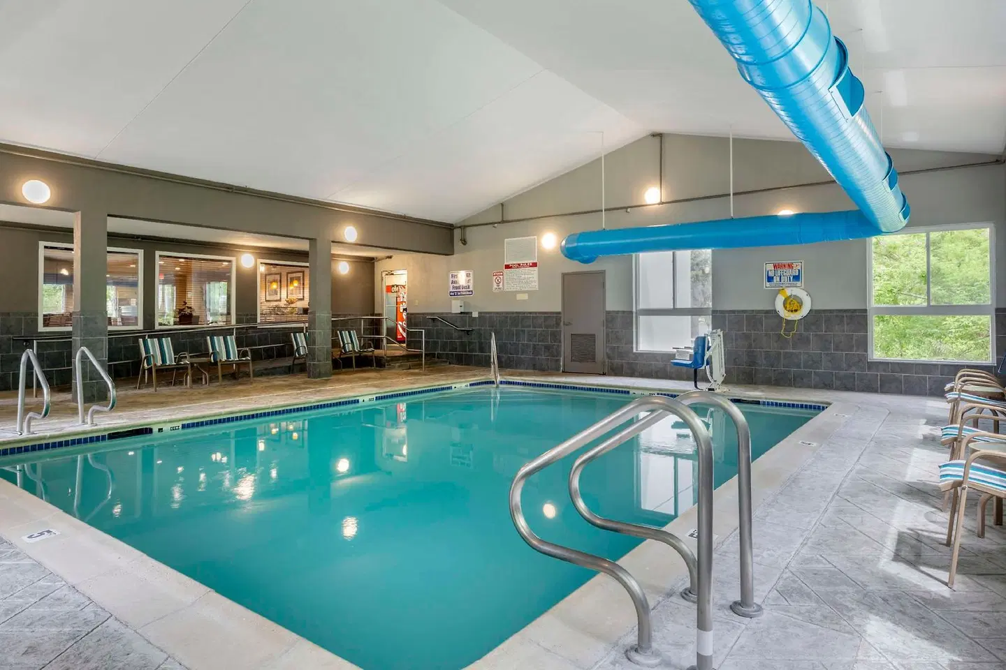 Best Western Plus New England Inn & Suites Hallenbad