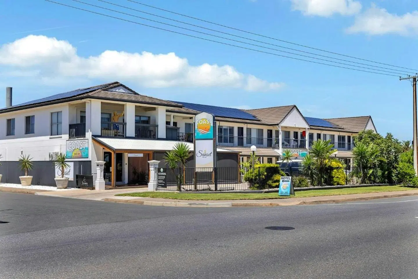 Coast Motel and Apartments EXTERIOR