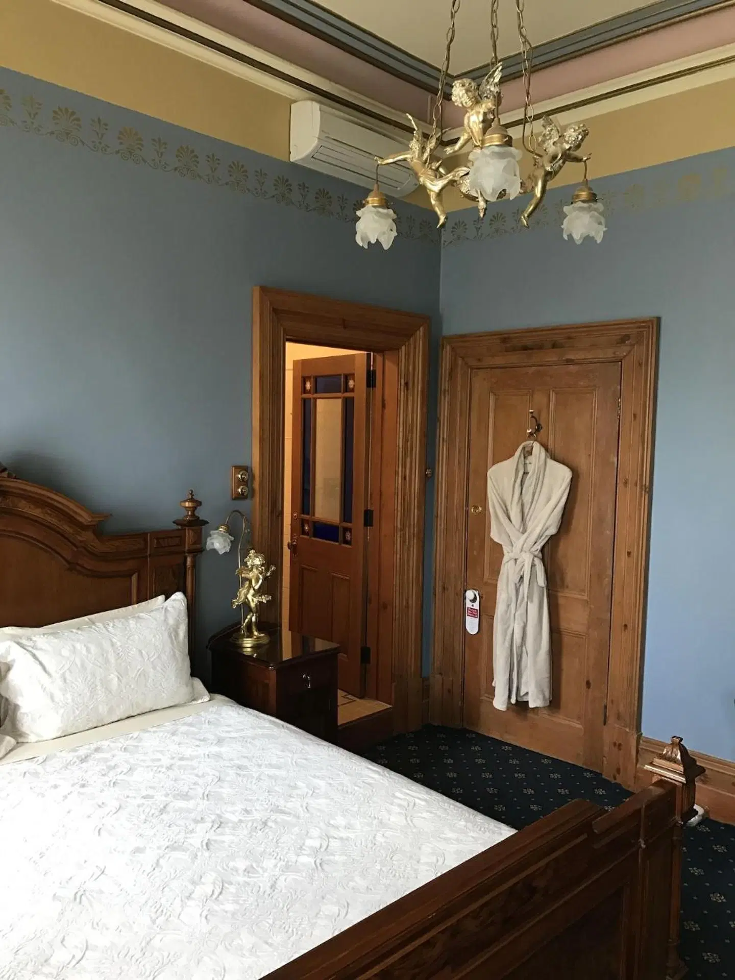 Freeman On Ford ROOM_EXAMPLE